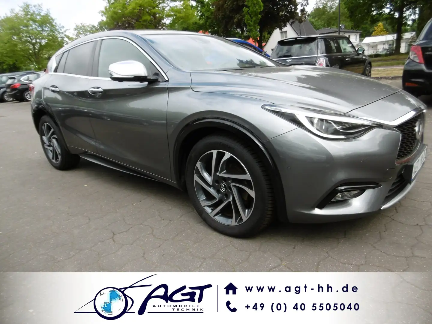 Infiniti Q30 1.5d LUXE Nav LED Alcantara Keyless CAM PDC Grau - 1