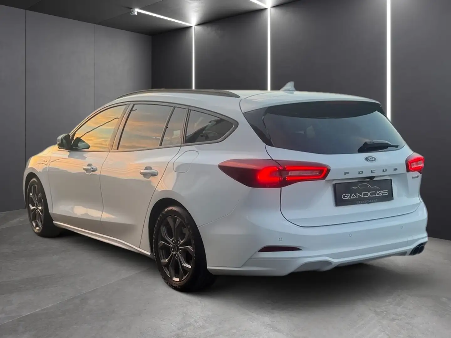 Ford Focus Turnier 1,0 EcoBoost Hybrid ST-Line X Aut. Weiß - 2