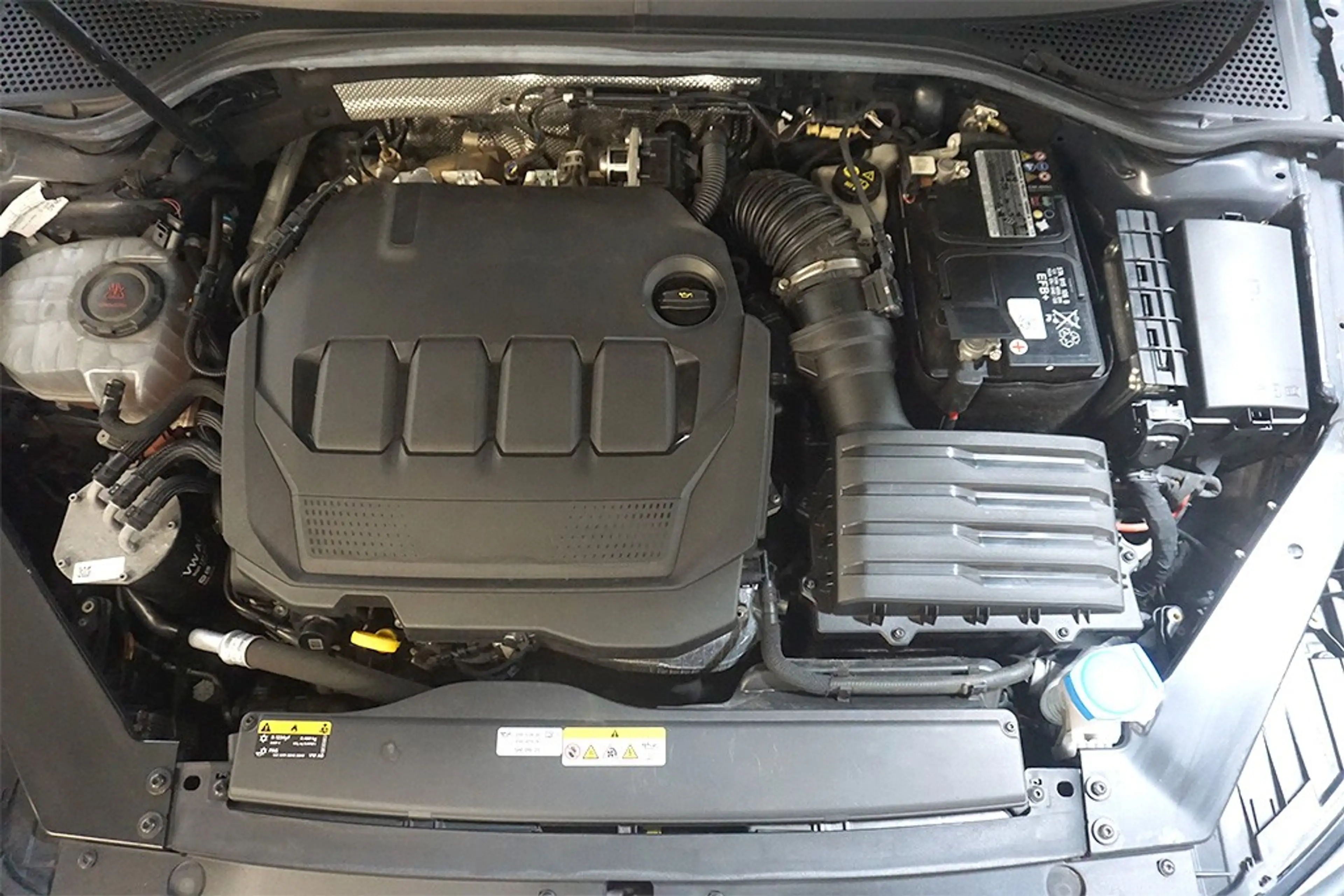 Volkswagen Passat 2.0TDI DSG 2xR-Line Virtual AHK Navi — photo 15