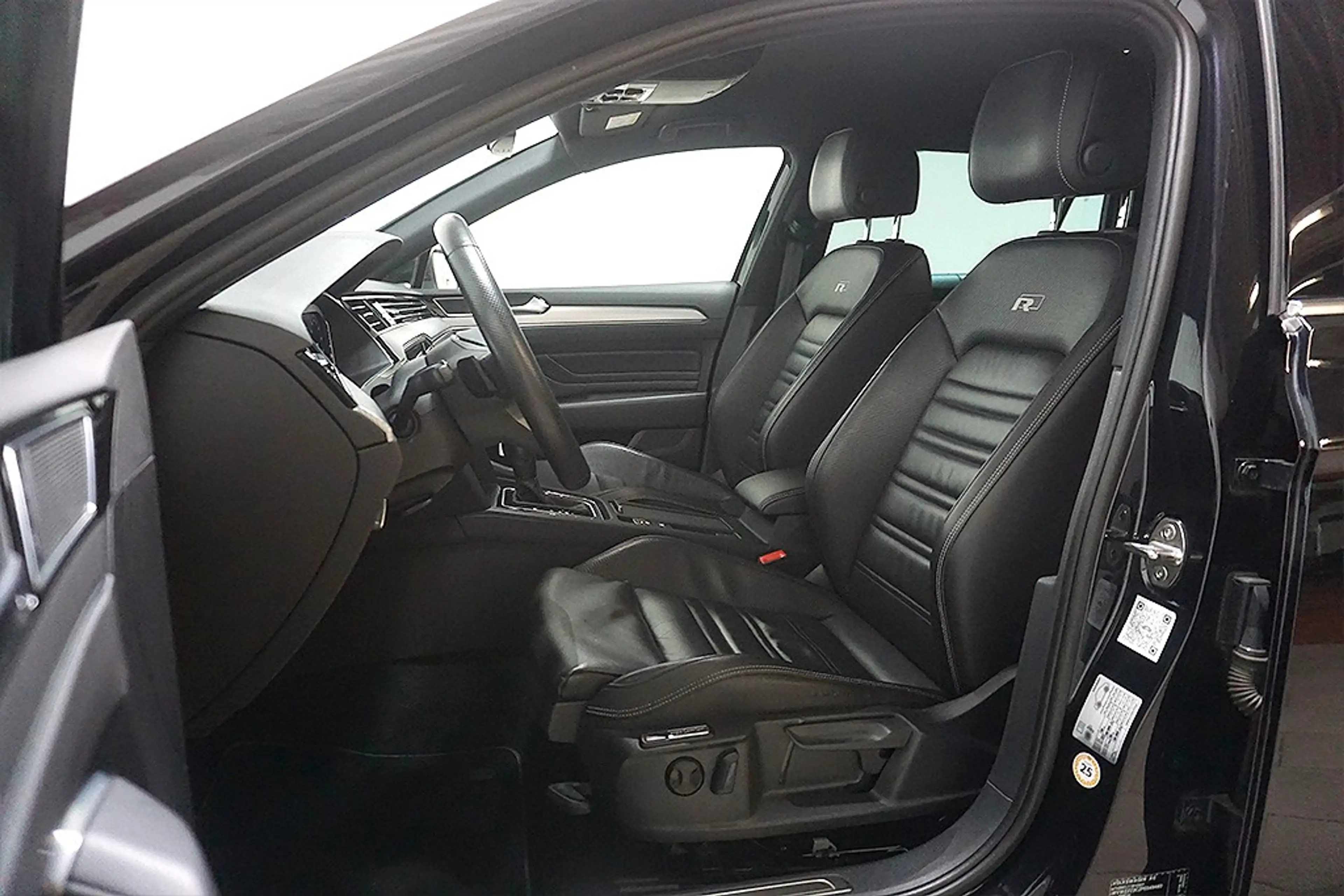 Volkswagen Passat 2.0TDI DSG 2xR-Line Virtual AHK Navi — photo 8