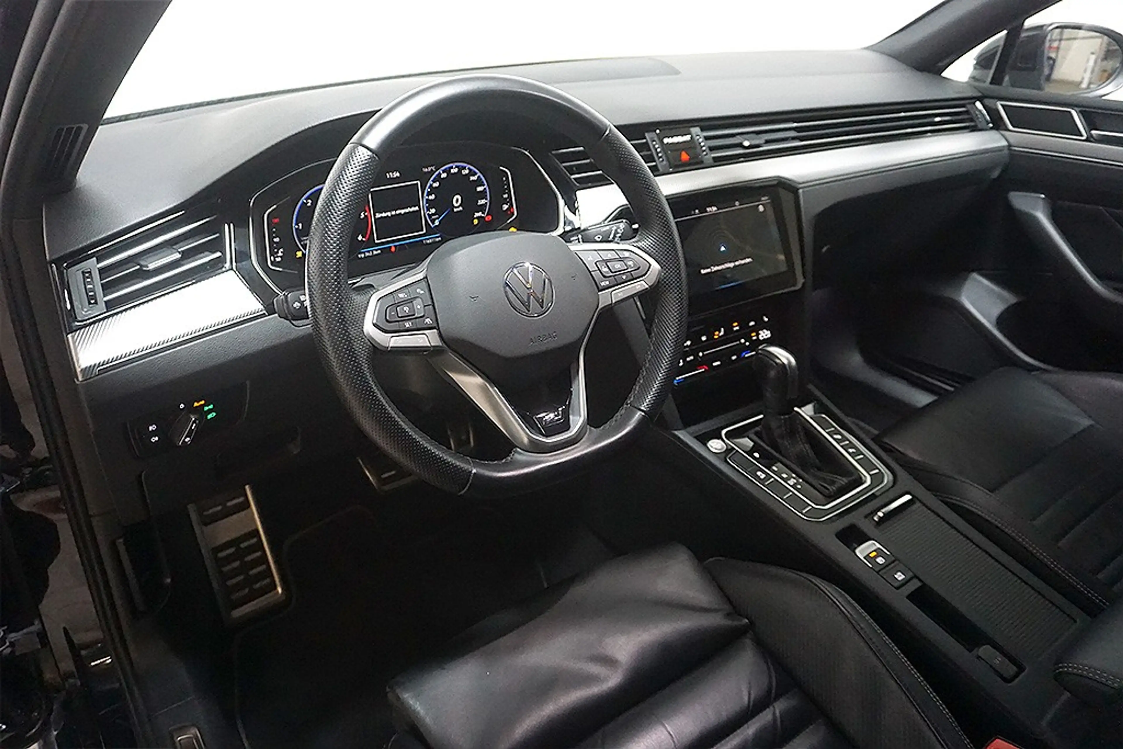 Volkswagen Passat 2.0TDI DSG 2xR-Line Virtual AHK Navi — photo 10