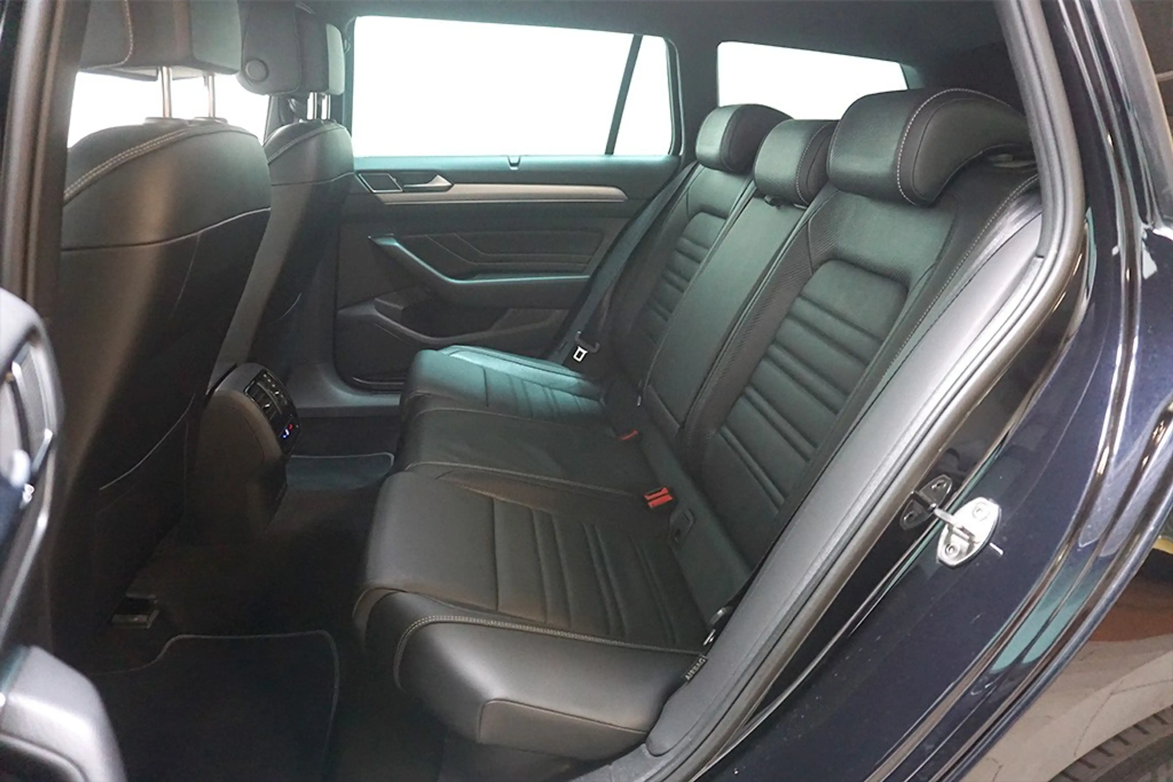 Volkswagen Passat 2.0TDI DSG 2xR-Line Virtual AHK Navi — photo 13