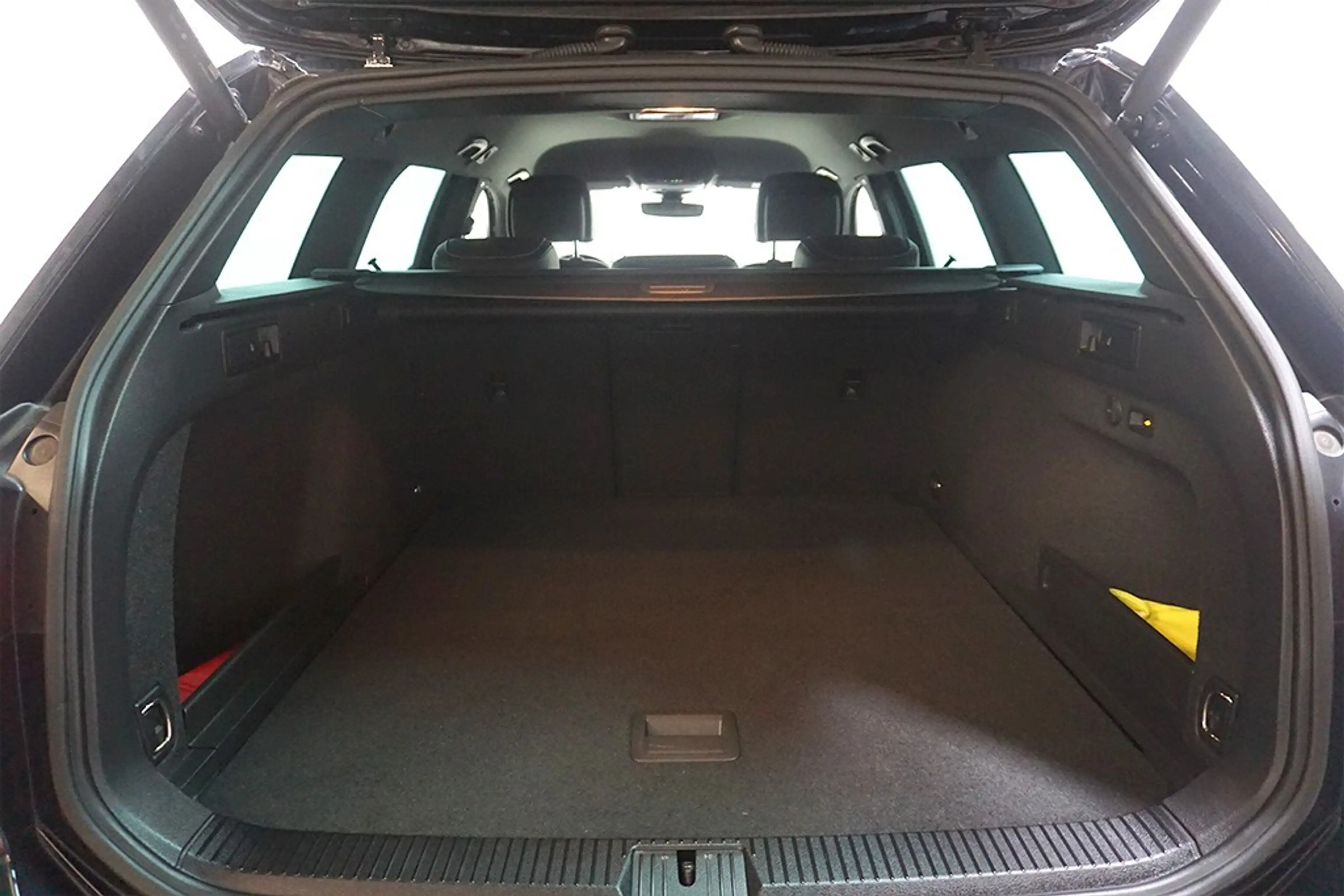 Volkswagen Passat 2.0TDI DSG 2xR-Line Virtual AHK Navi — photo 14