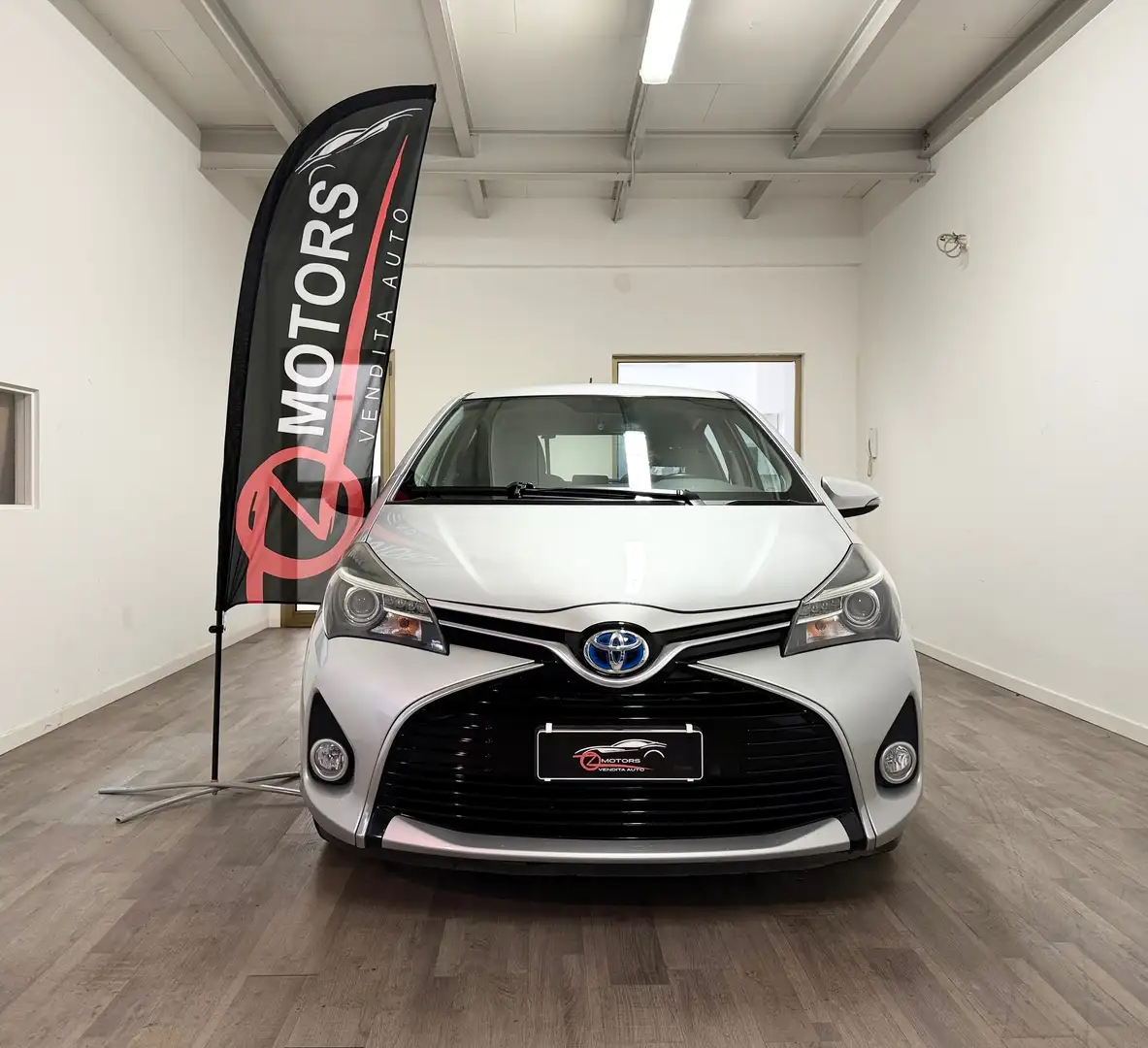 Toyota Yaris Yaris 5p 1.5h Active NEOPATENTATI AUTOMATICA Grau - 1