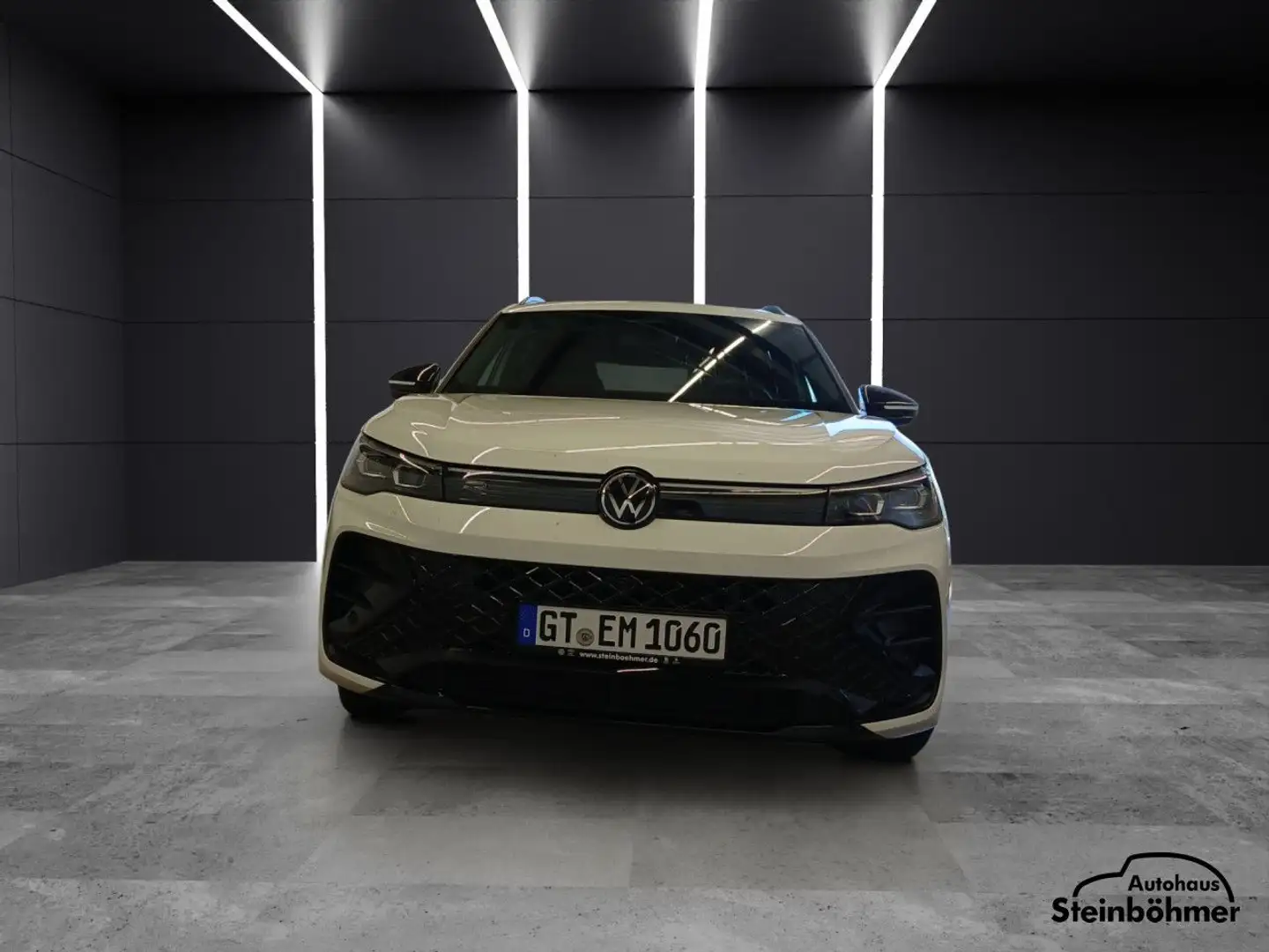 Volkswagen Tiguan R-Line BlackStyle 2.0TDI DSG IQ.Light NAV Wit - 2