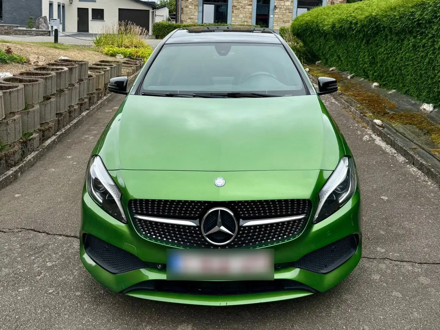 Mercedes-Benz A 180 A 180 d, pack AMG, Toit ouvrant, volant sport Zöld - 1