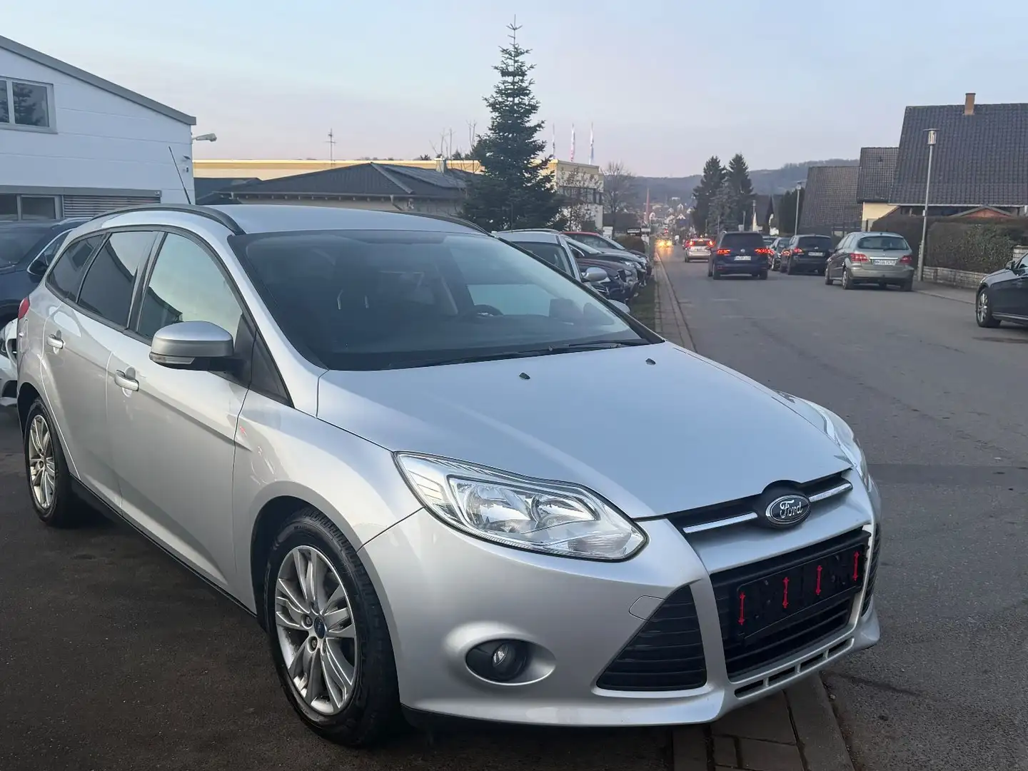 Ford Focus Turnier Trend*NEU*TÜV*EURO5*Sitzhei* gepfl - 1