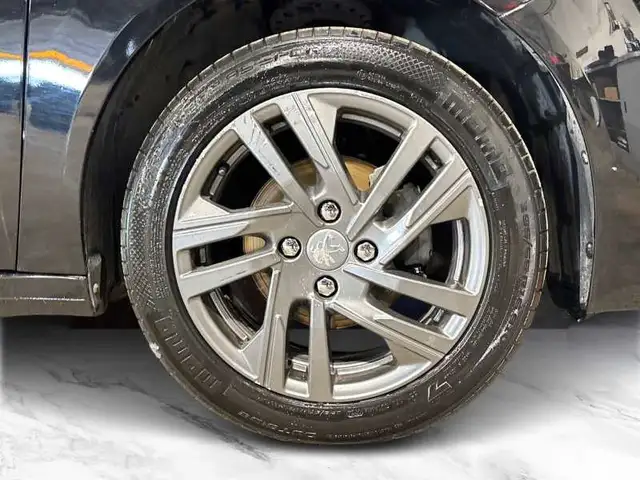 Peugeot 208 view 8
