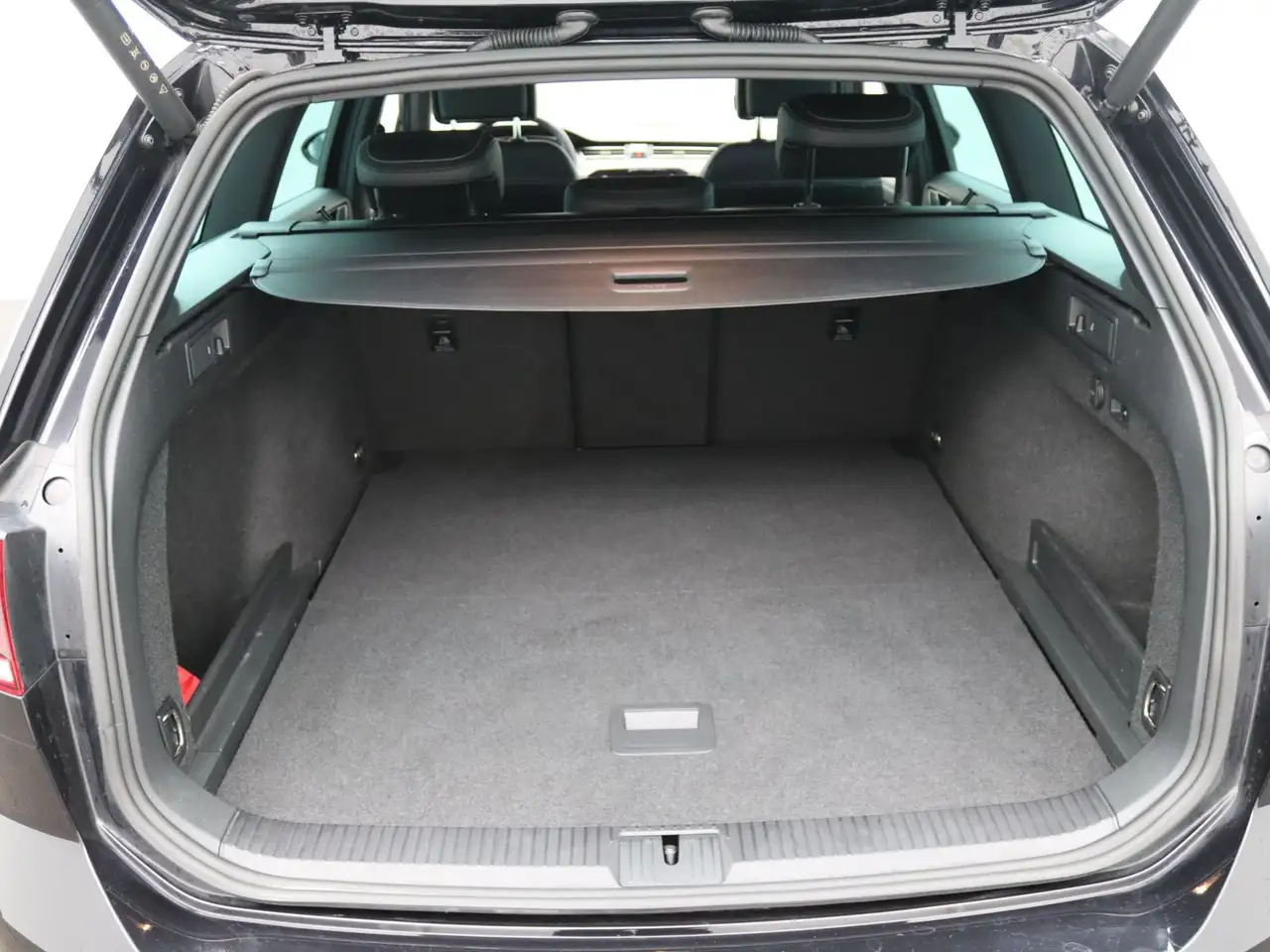 Volkswagen Passat Variant R-Line 1.5TSI DSG / HuD, AHK, LED 8