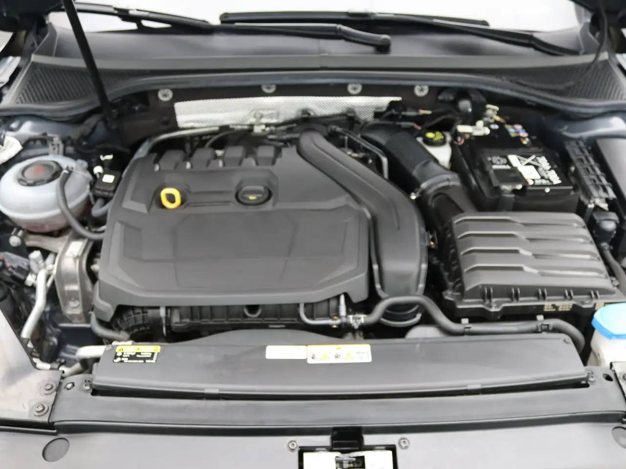 Volkswagen Passat Variant R-Line 1.5TSI DSG / HuD, AHK, LED 19