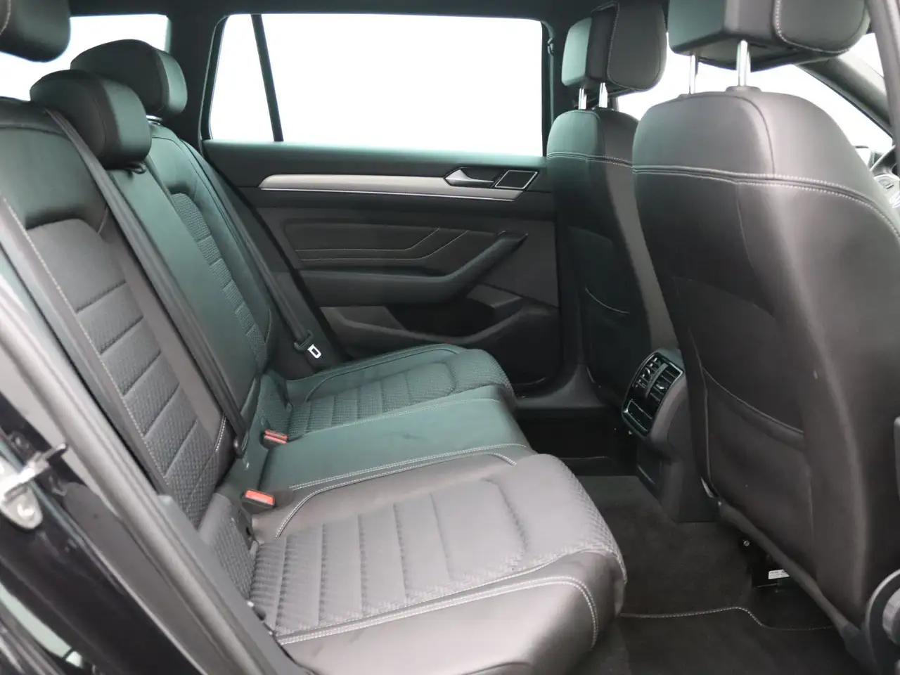 Volkswagen Passat Variant R-Line 1.5TSI DSG / HuD, AHK, LED 10