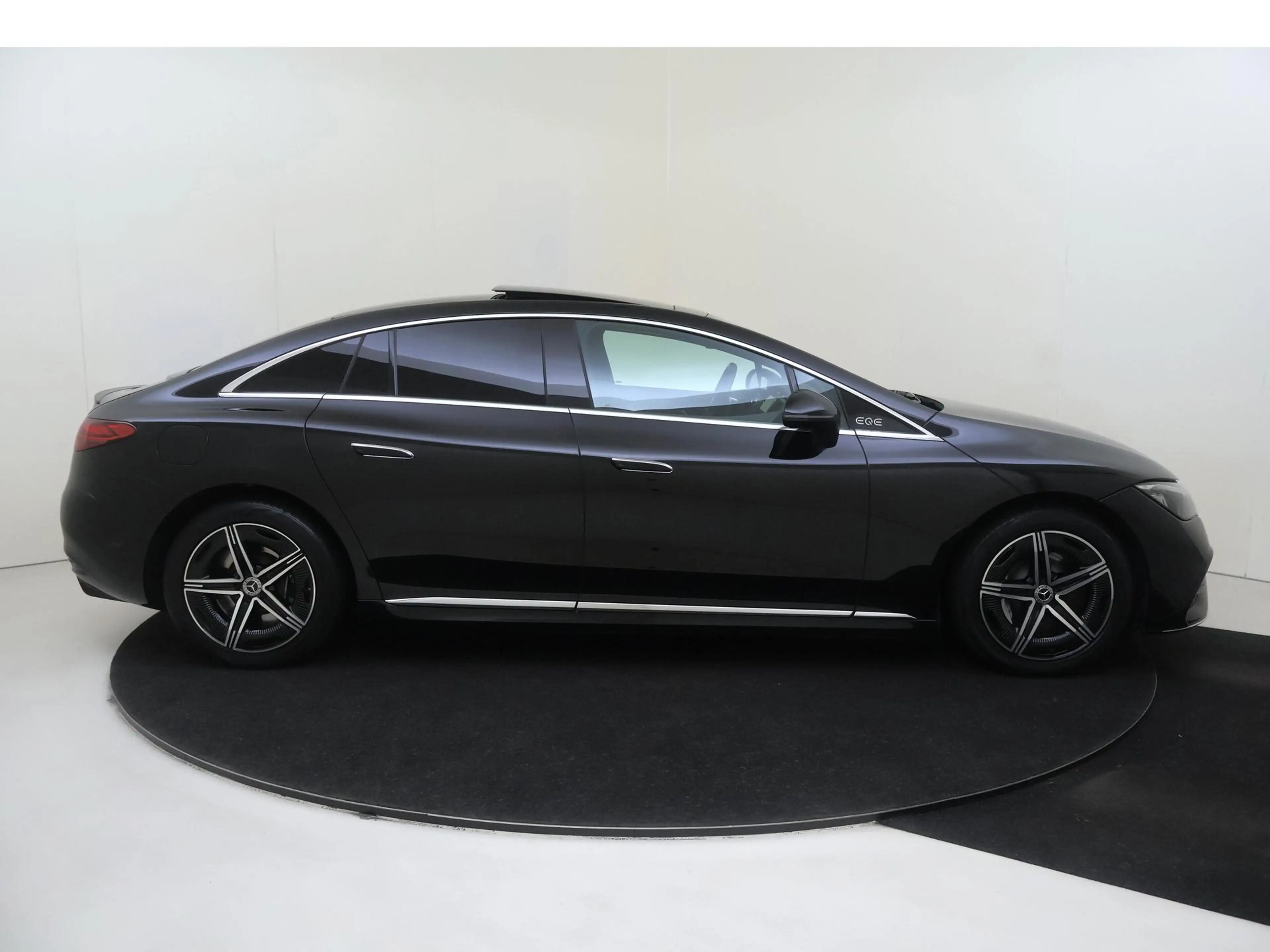 Mercedes-Benz EQE 350 350+ Launch Edition AMG Line 91 kWh / AMG/ Panoram — photo 9