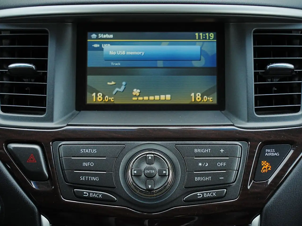 Nissan Pathfinder снимка Nissan Pathfinder