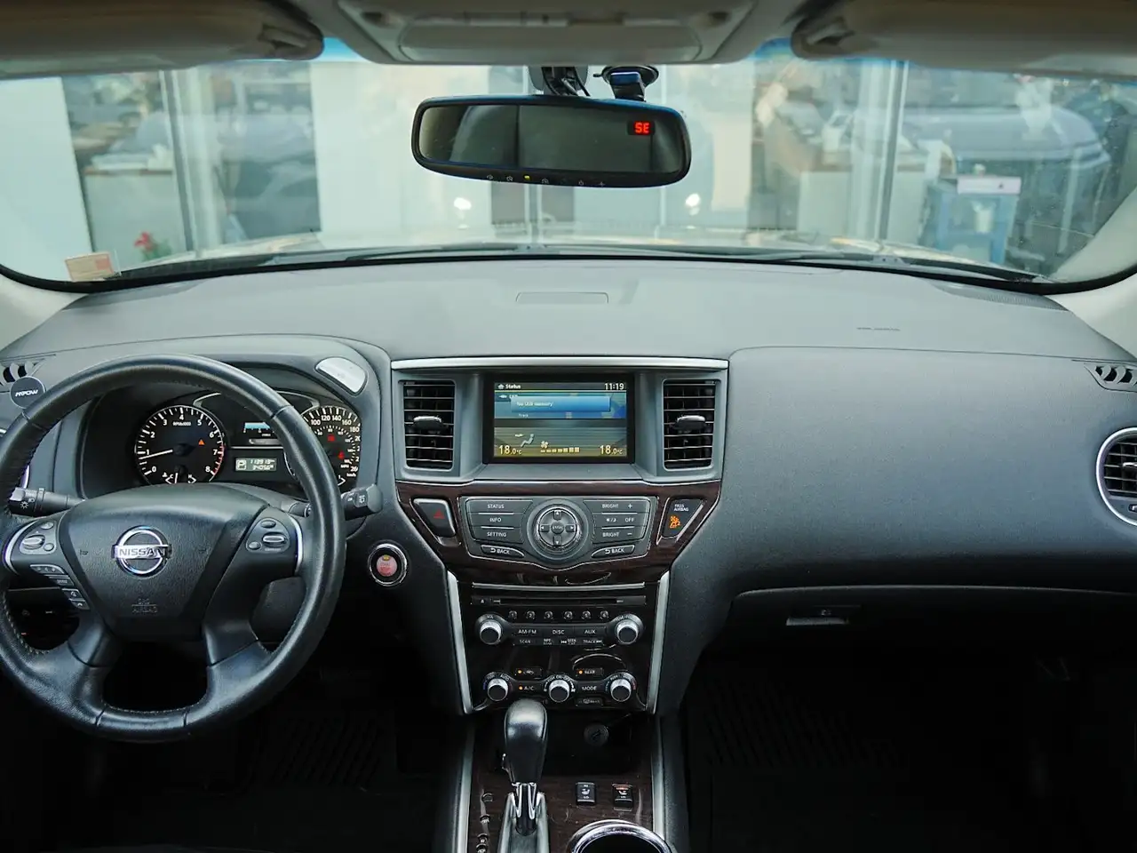 Nissan Pathfinder снимка Nissan Pathfinder
