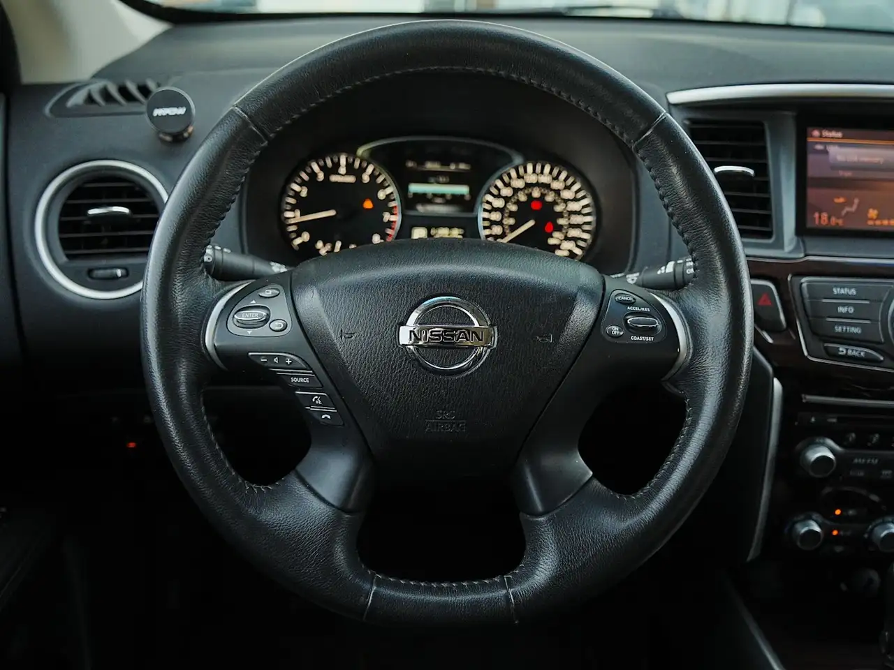 Nissan Pathfinder снимка Nissan Pathfinder