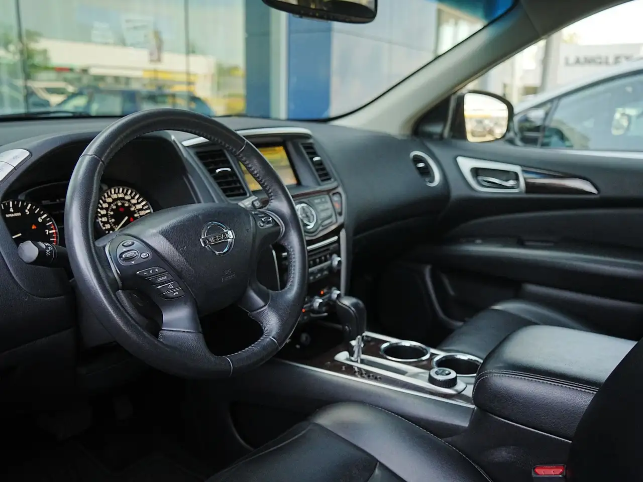 Nissan Pathfinder снимка Nissan Pathfinder