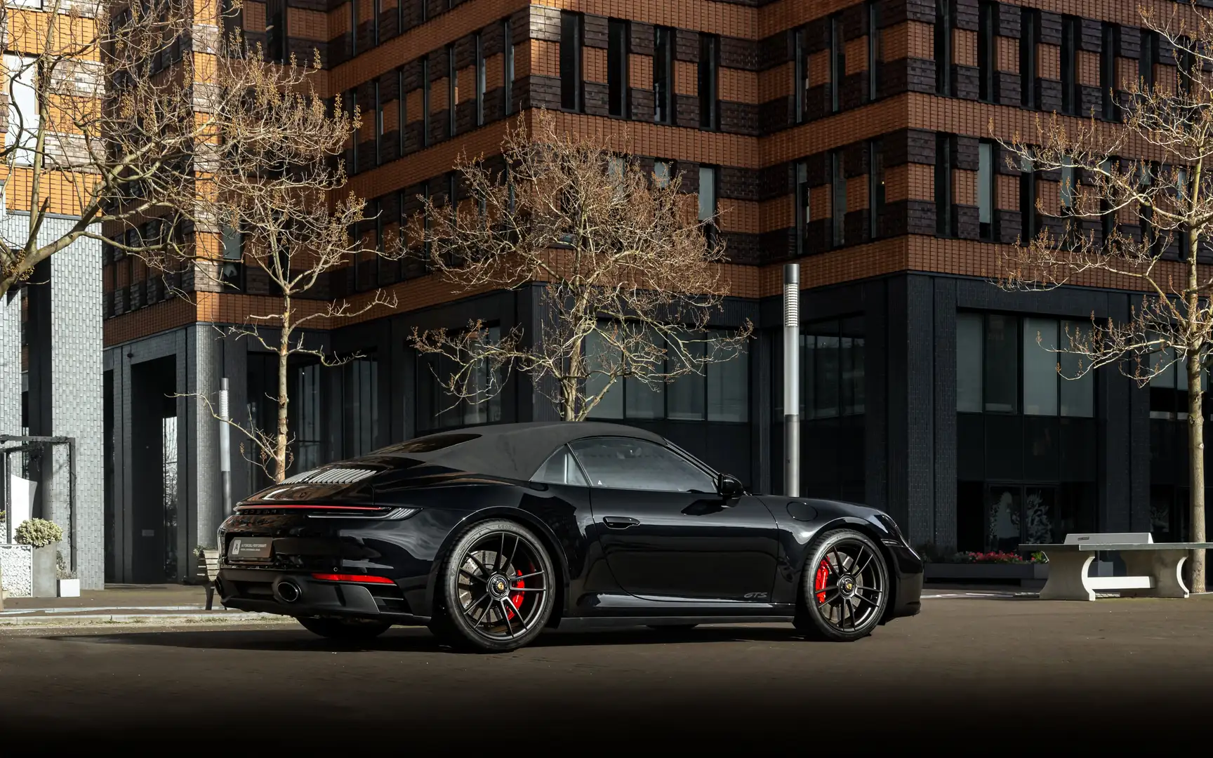 Porsche 992 911 3.0 Cabrio 4 GTS | Carbon | Bose | Sport seats Zwart - 1