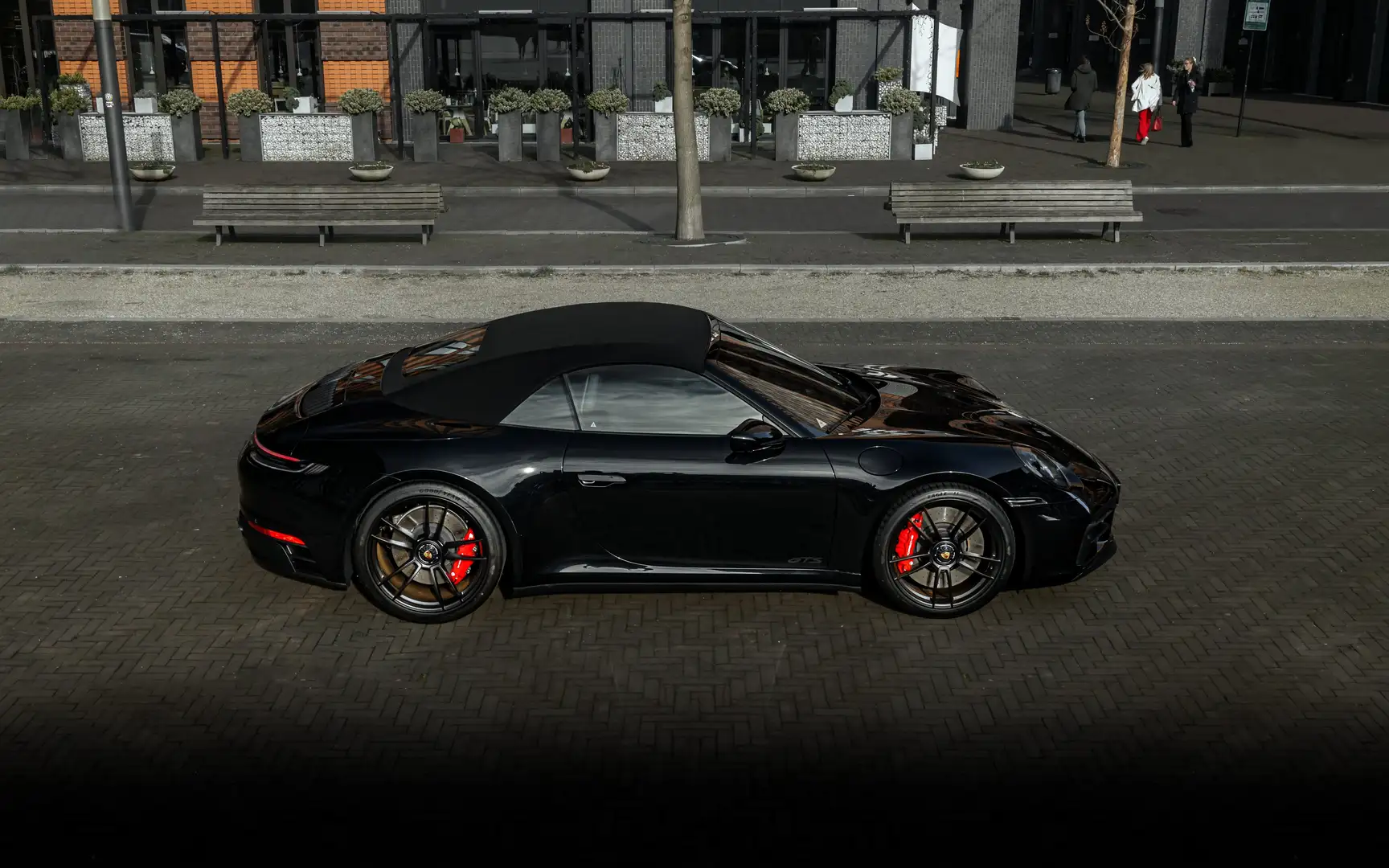 Porsche 992 911 3.0 Cabrio 4 GTS | Carbon | Bose | Sport seats Zwart - 2