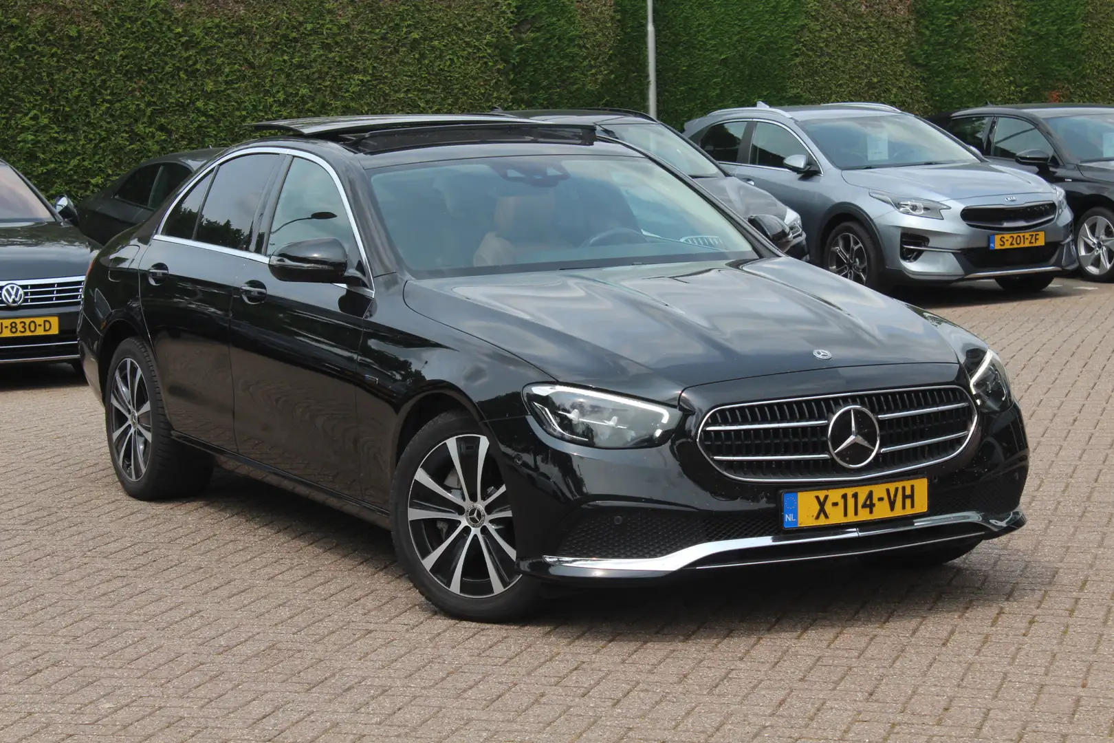 Mercedes-Benz E 300 e Business Solution / Panoramadak / 360Camera / Le Zwart - 1