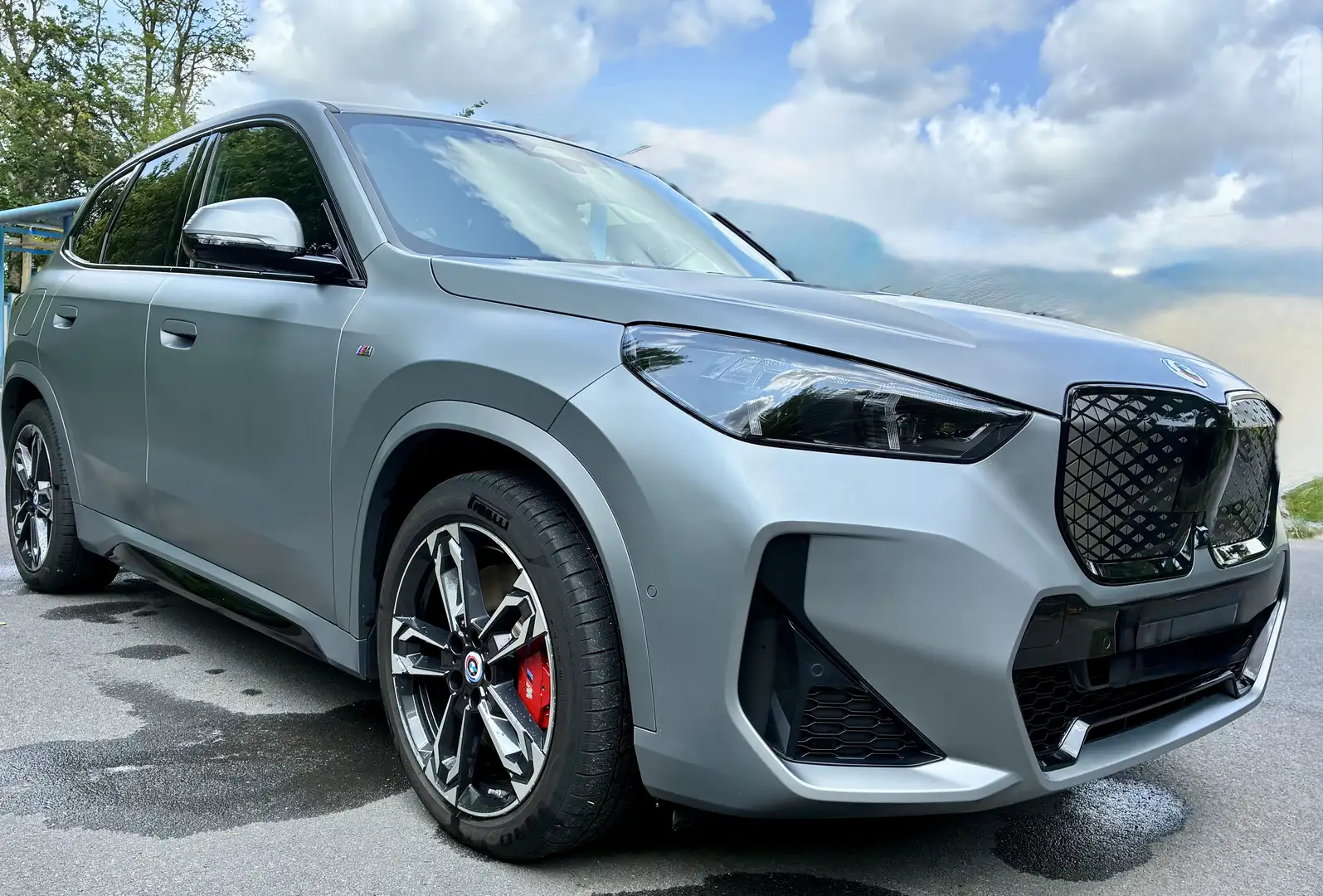 BMW iX1 iX1 xDrive30 M Sportpaket Grijs - 1