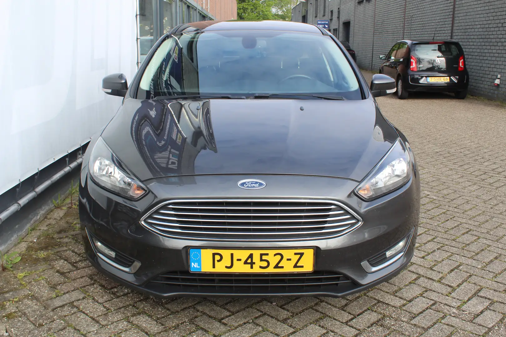 Ford Focus Wagon 1.0 Titanium Airco l Parkeer sensoren l Elec Grijs - 2