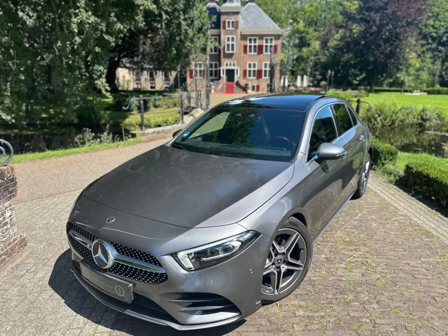 Mercedes-Benz A 180 | AMG | Pano | Memory | Camera | Dealer Onderhoude Grijs - 2
