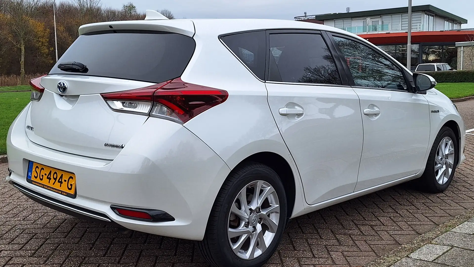 Toyota Auris 1.8 Hybrid Dynamic Wit - 2