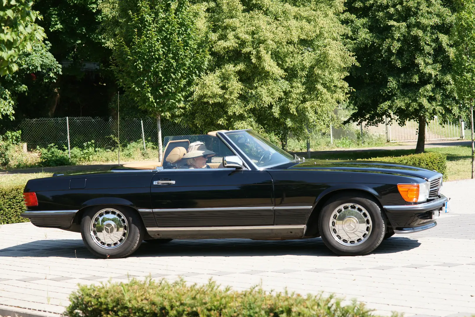 Mercedes-Benz SL 560 R107 Europa Negro - 1