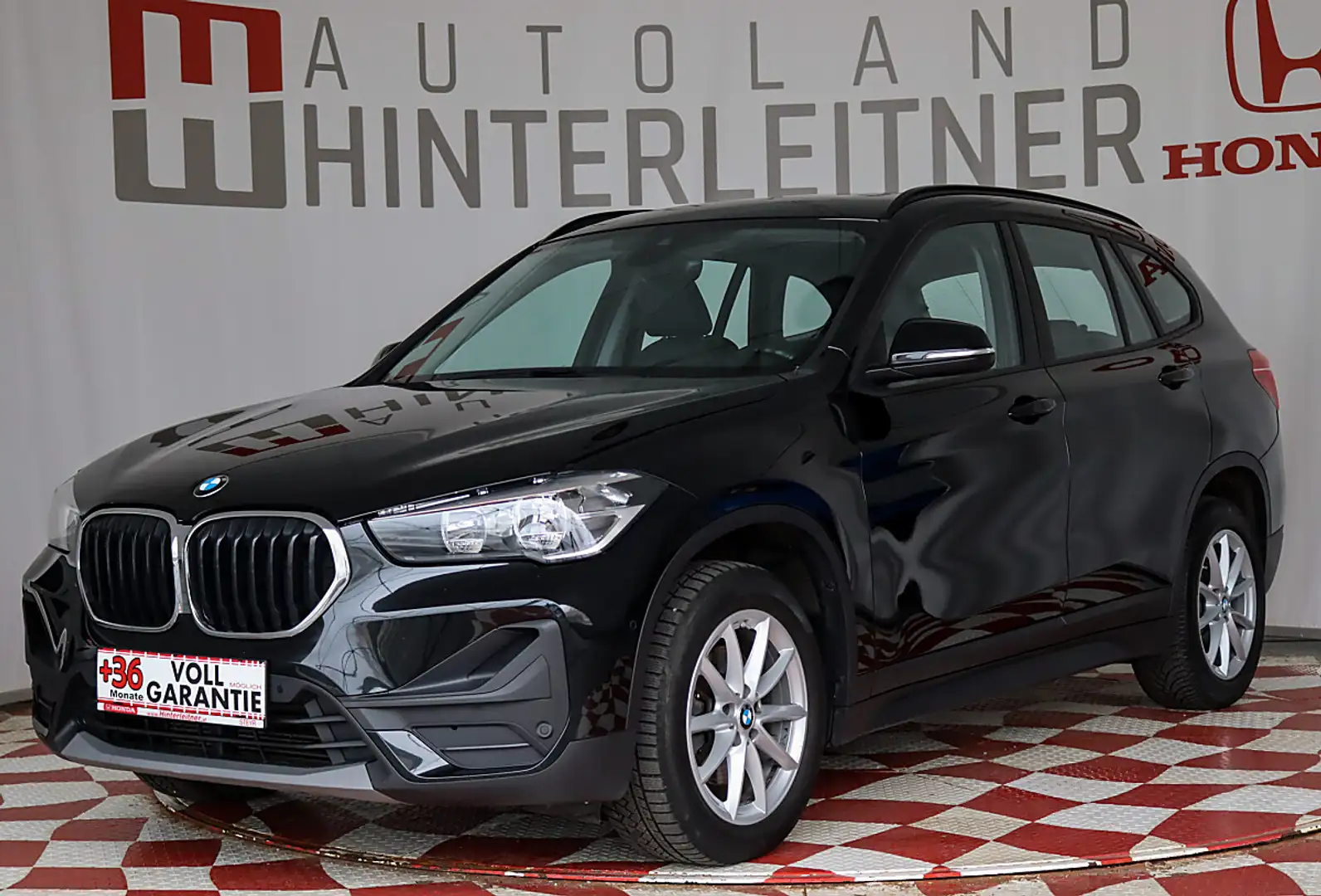 BMW X1 sDrive18d NAVI AHV LEDER PANORAMA Schwarz - 1