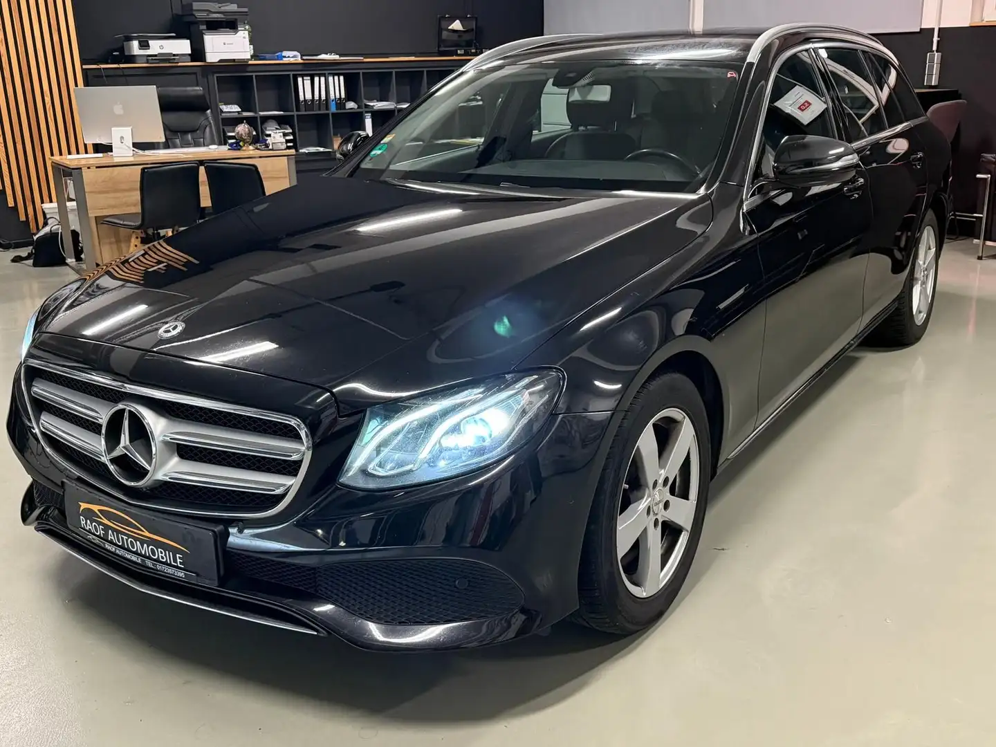 Mercedes-Benz E 220 d Avantgarde AHK LED CAM NAVI Noir - 1