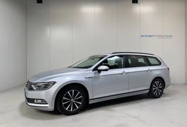 Volkswagen Passat view 4