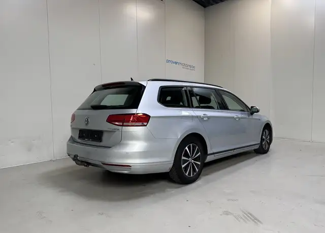 Volkswagen Passat view 3