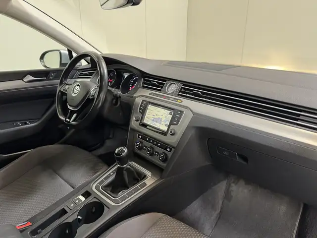 Volkswagen Passat view 13