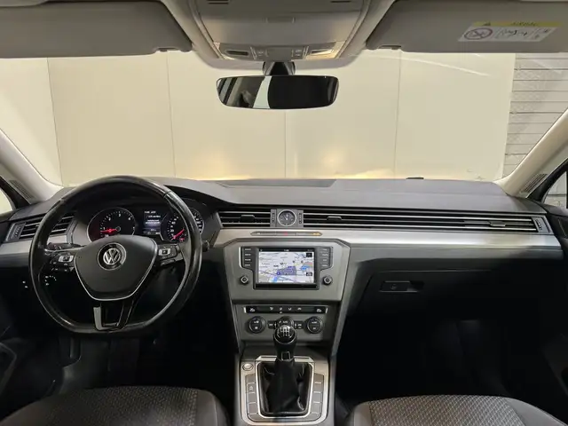 Volkswagen Passat view 11