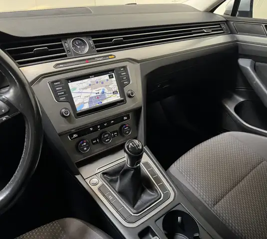 Volkswagen Passat view 12