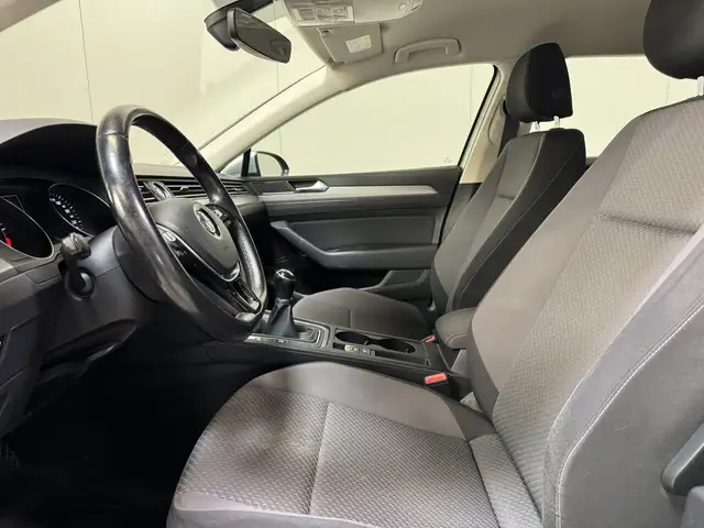 Volkswagen Passat view 9