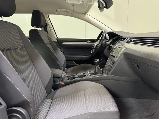 Volkswagen Passat view 2