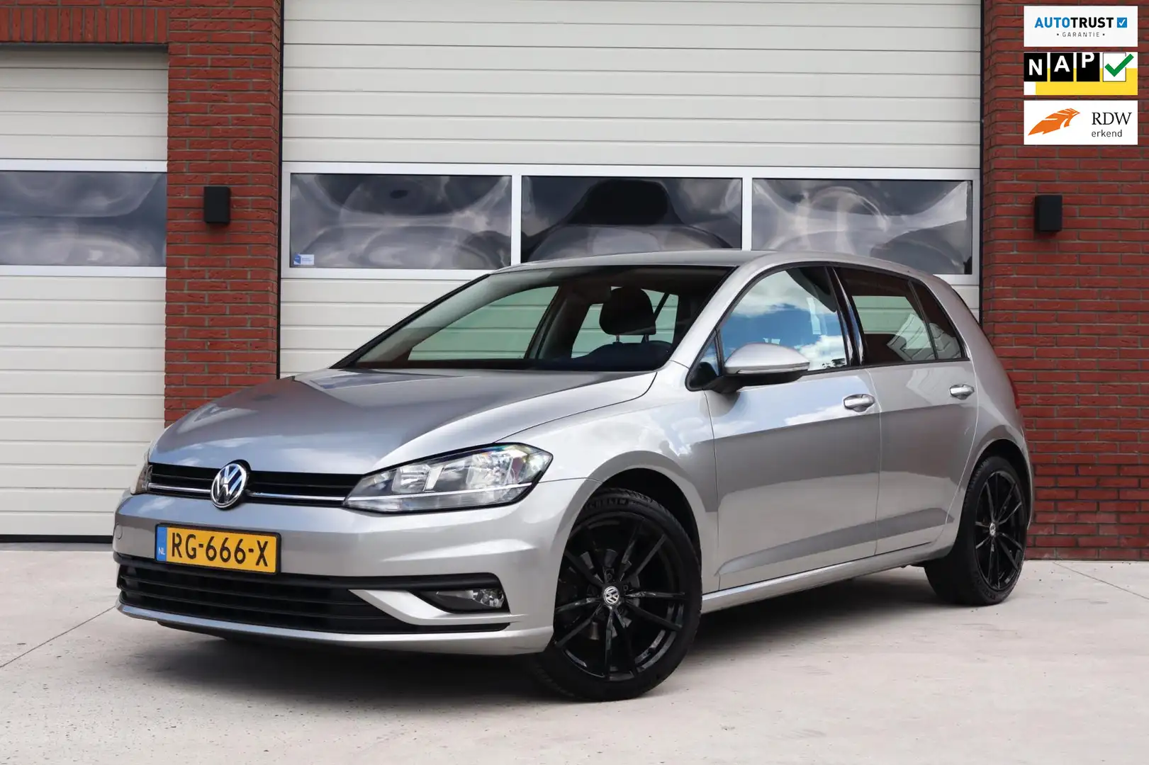Volkswagen Golf 1.6 TDI Trendline - Carplay - 18 Inch - Facelift - Gris - 1