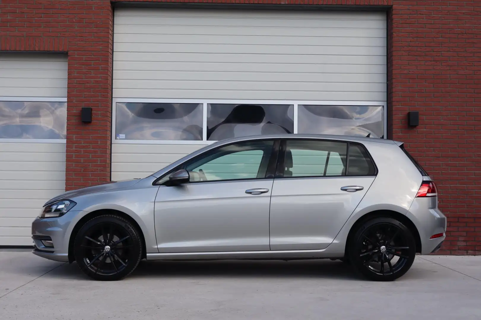 Volkswagen Golf 1.6 TDI Trendline - Carplay - 18 Inch - Facelift - Gris - 2