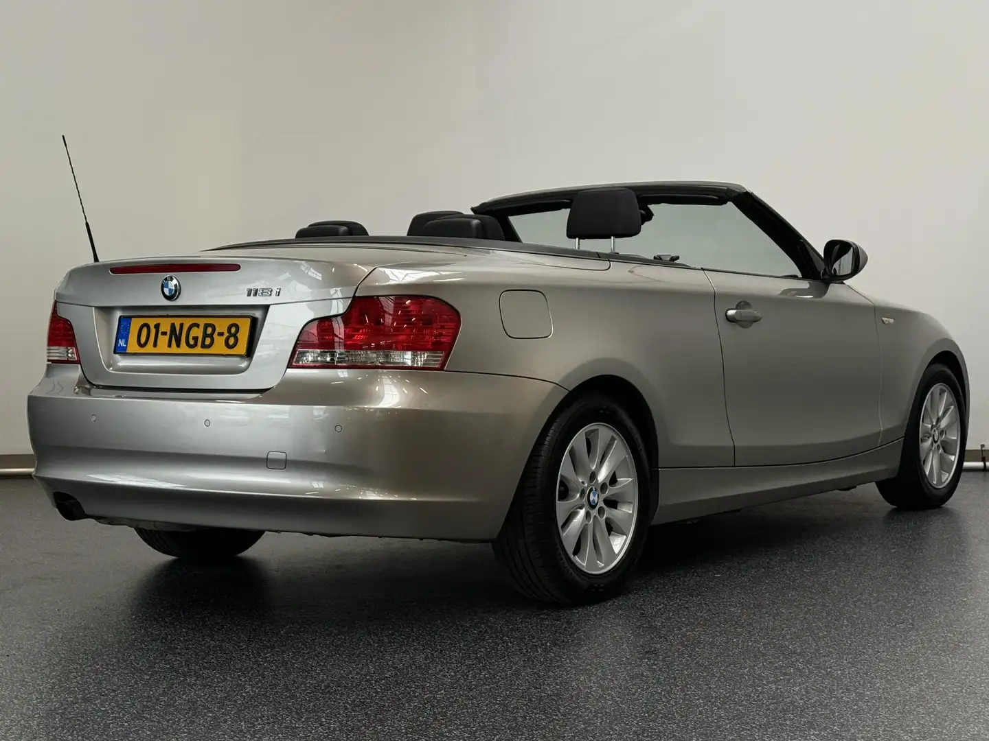 BMW 118 1-serie Cabrio 118i High Executive | NL Auto | Nav Grijs - 2