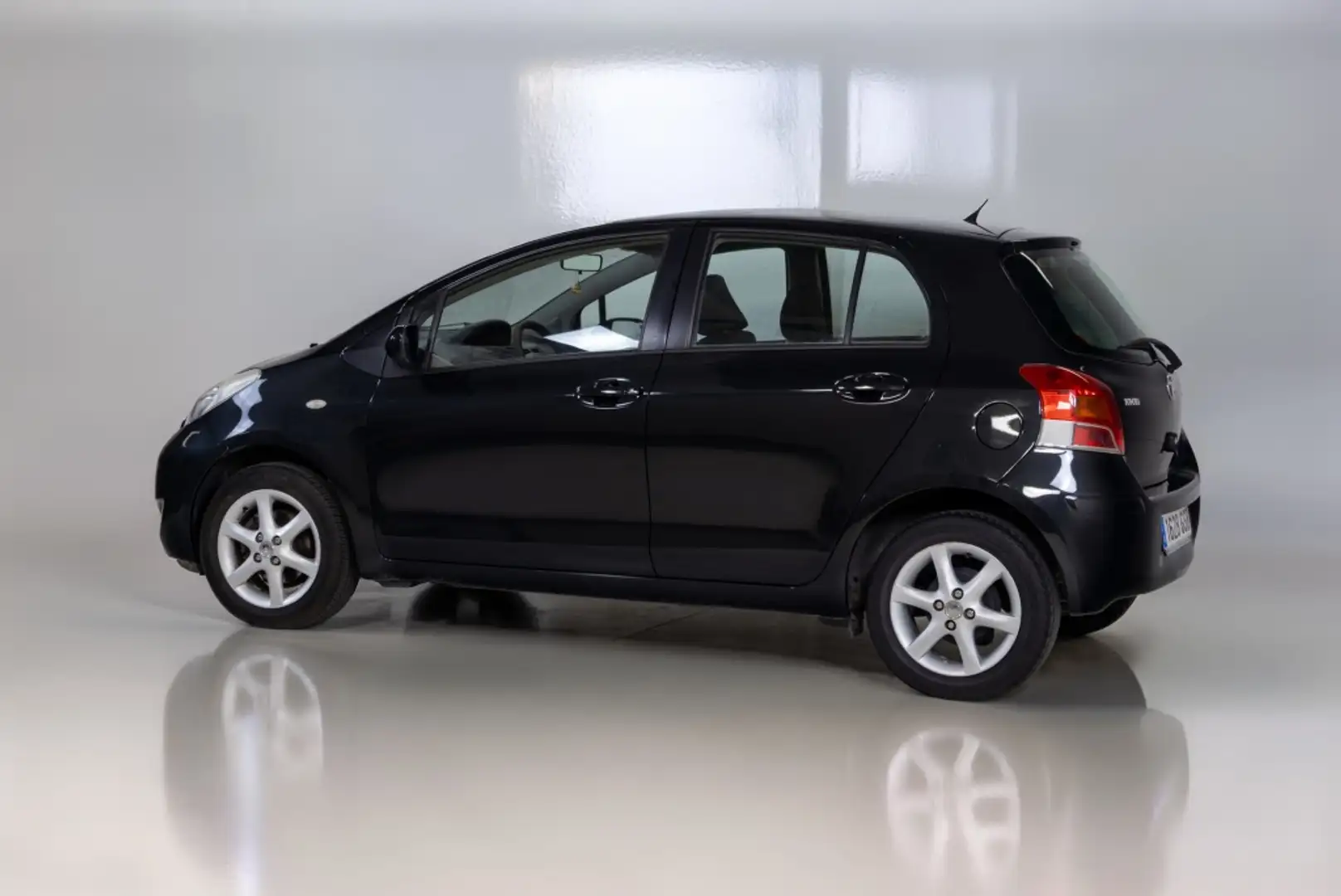 Toyota Yaris 1.0 VVT-i Live Negro - 2