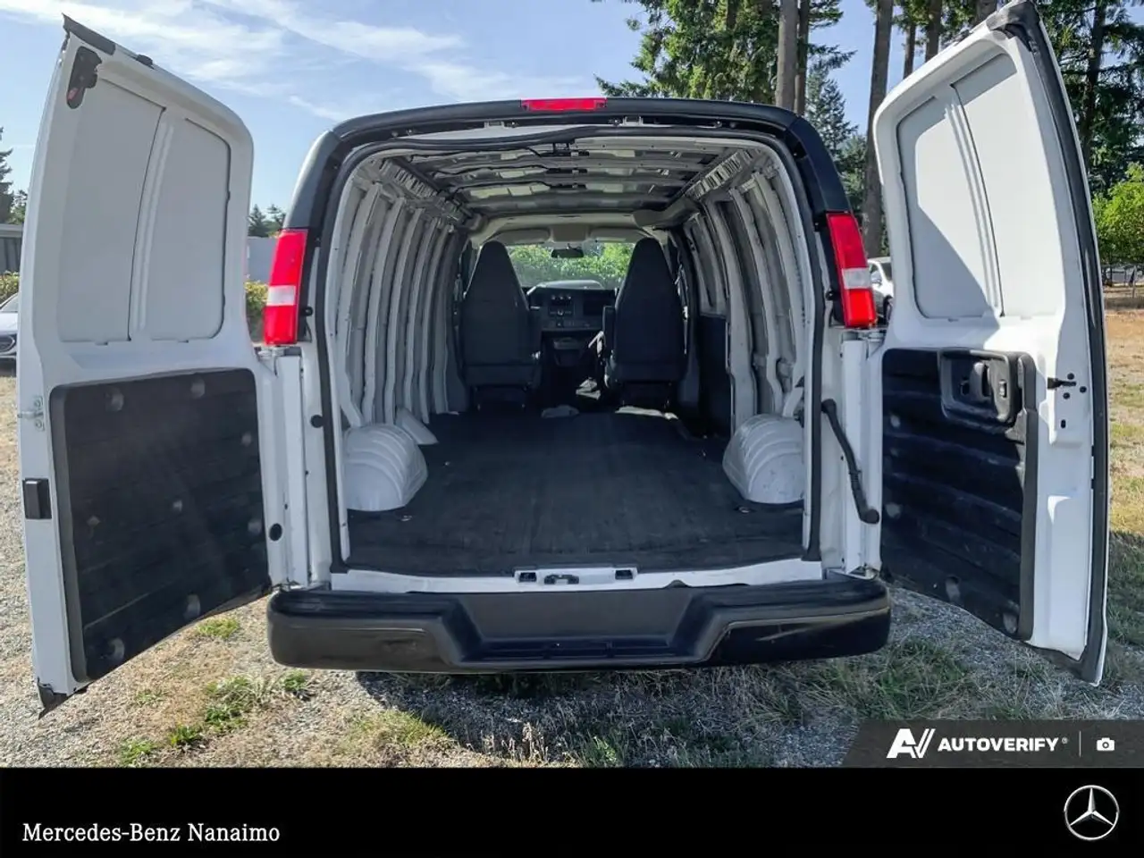 GMC Savana снимка GMC Savana
