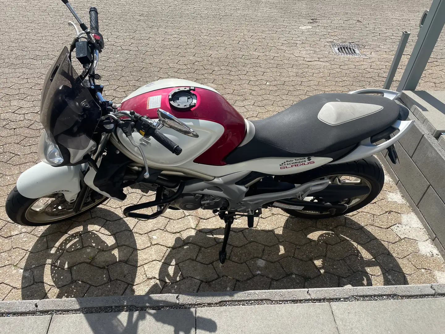 Suzuki Gladius 650 Rojo - 2