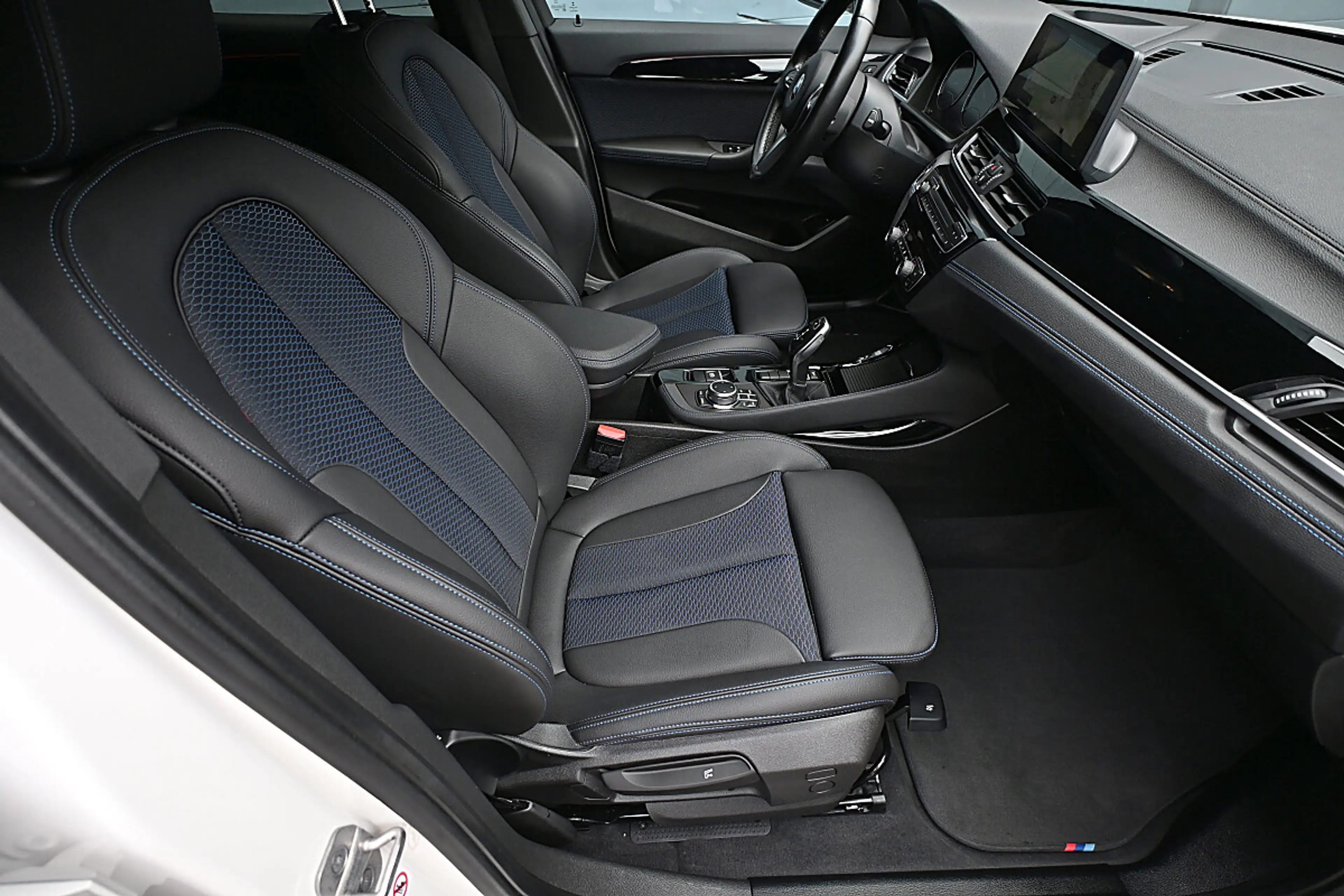 BMW X2 sDrive 16d Aut. M Sport adapt. LED, HeadUp, Nav... — photo 5