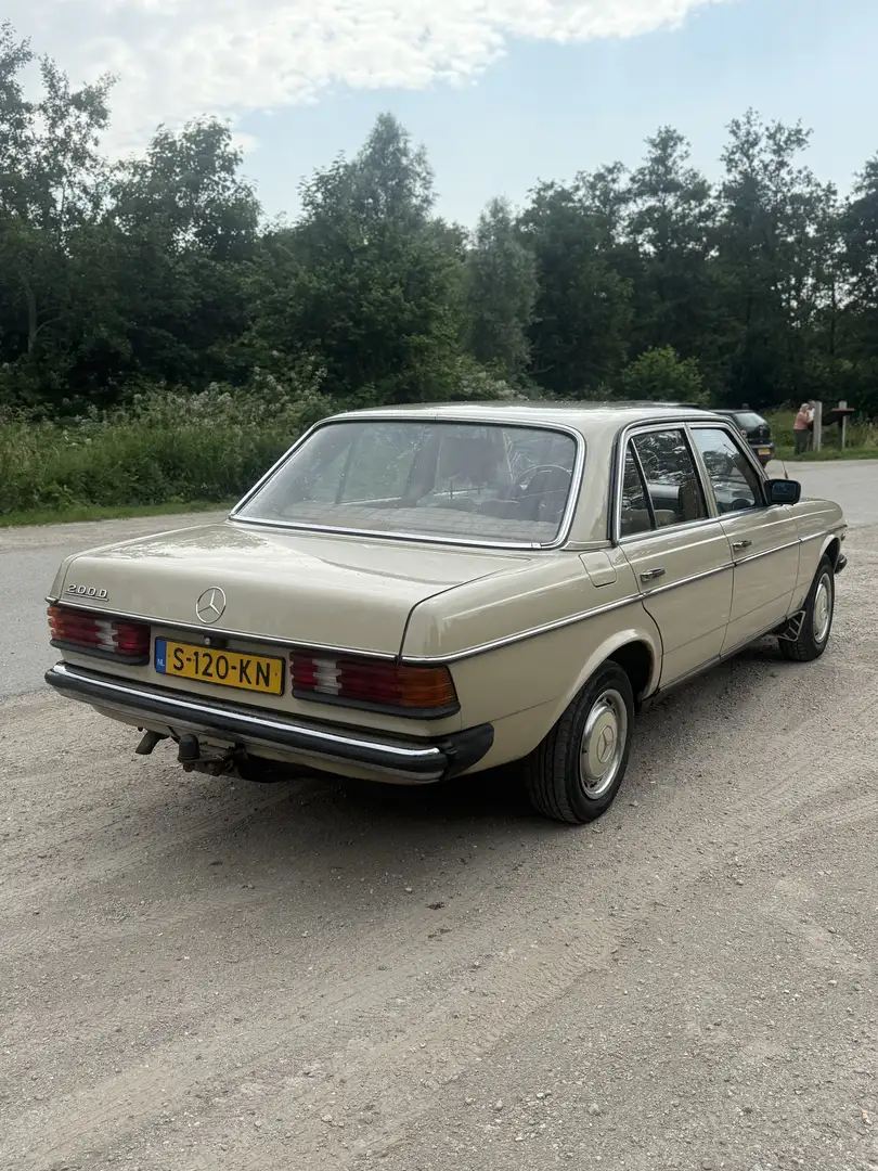 Mercedes-Benz 200 D - 2