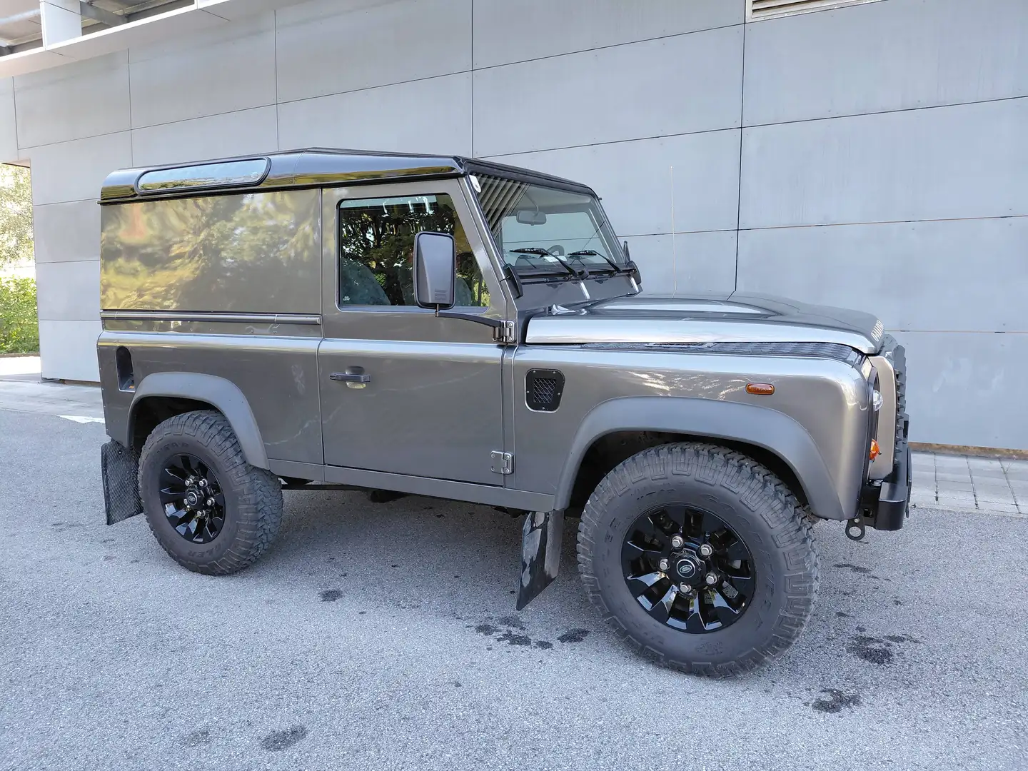 Land Rover Defender Defender 90" Station Wagon 2,2 Grau - 1
