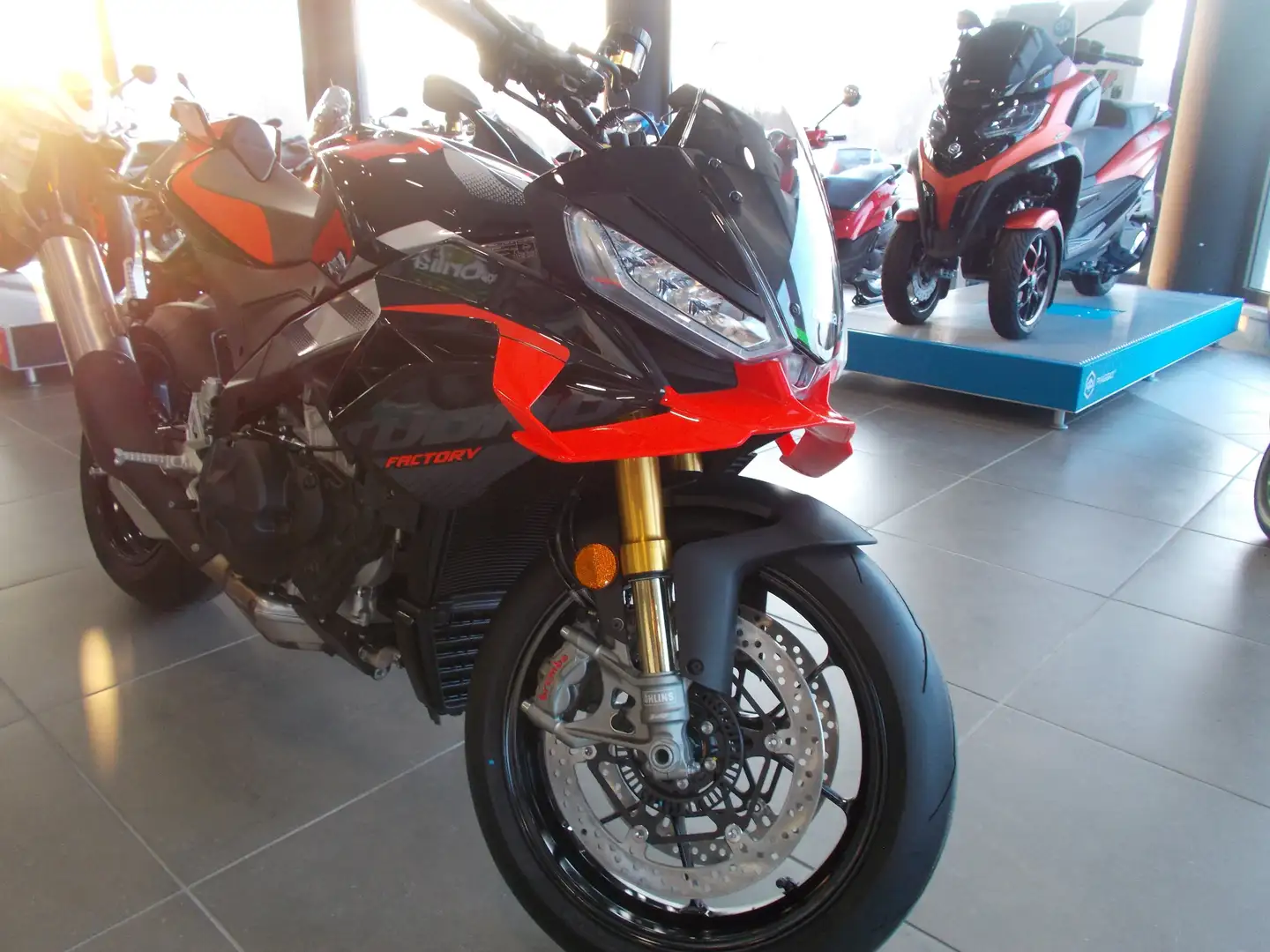 Aprilia Tuono V4 1100 FACTORY 2025 Negru - 2
