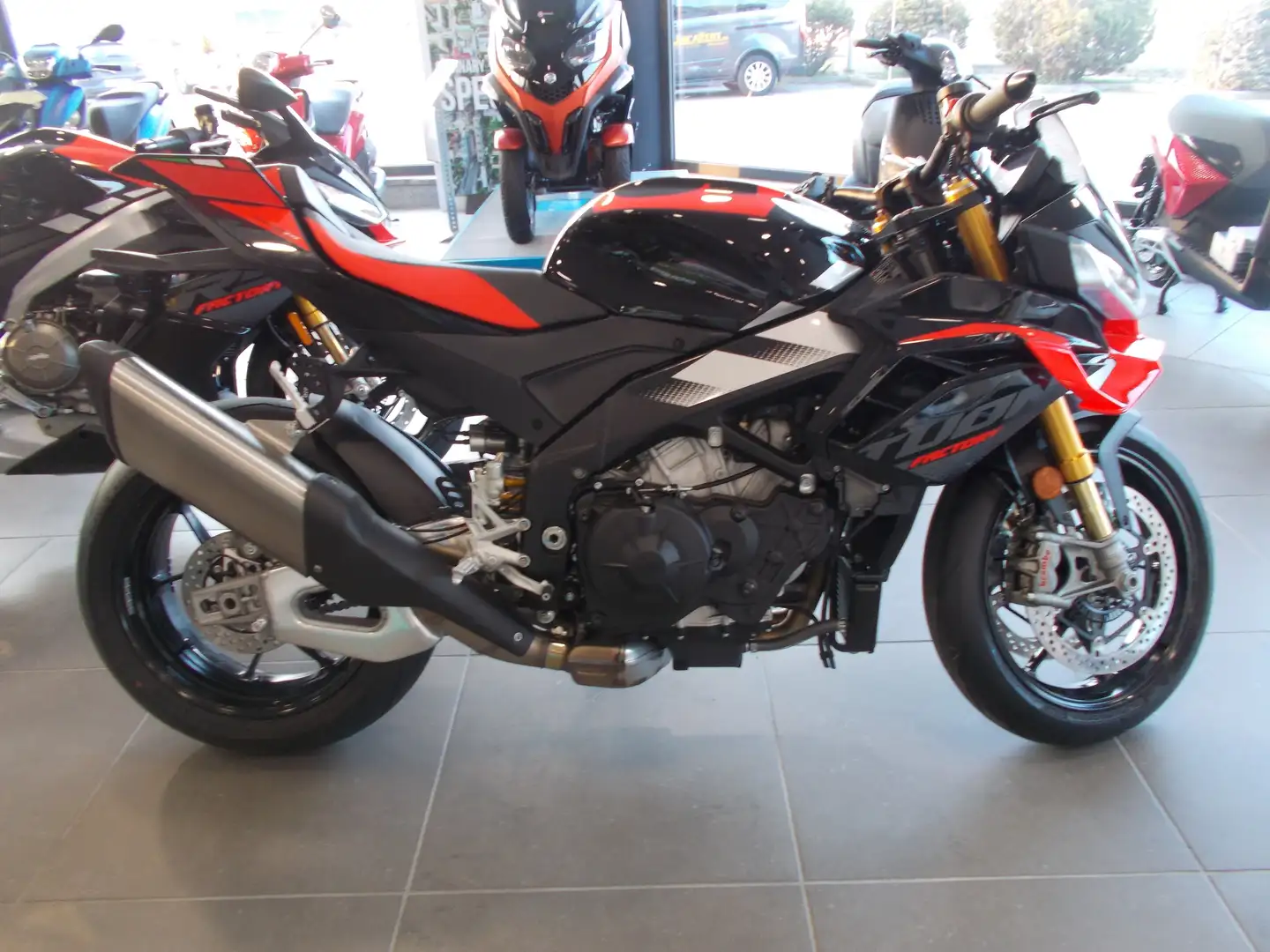 Aprilia Tuono V4 1100 FACTORY 2025 Negru - 1