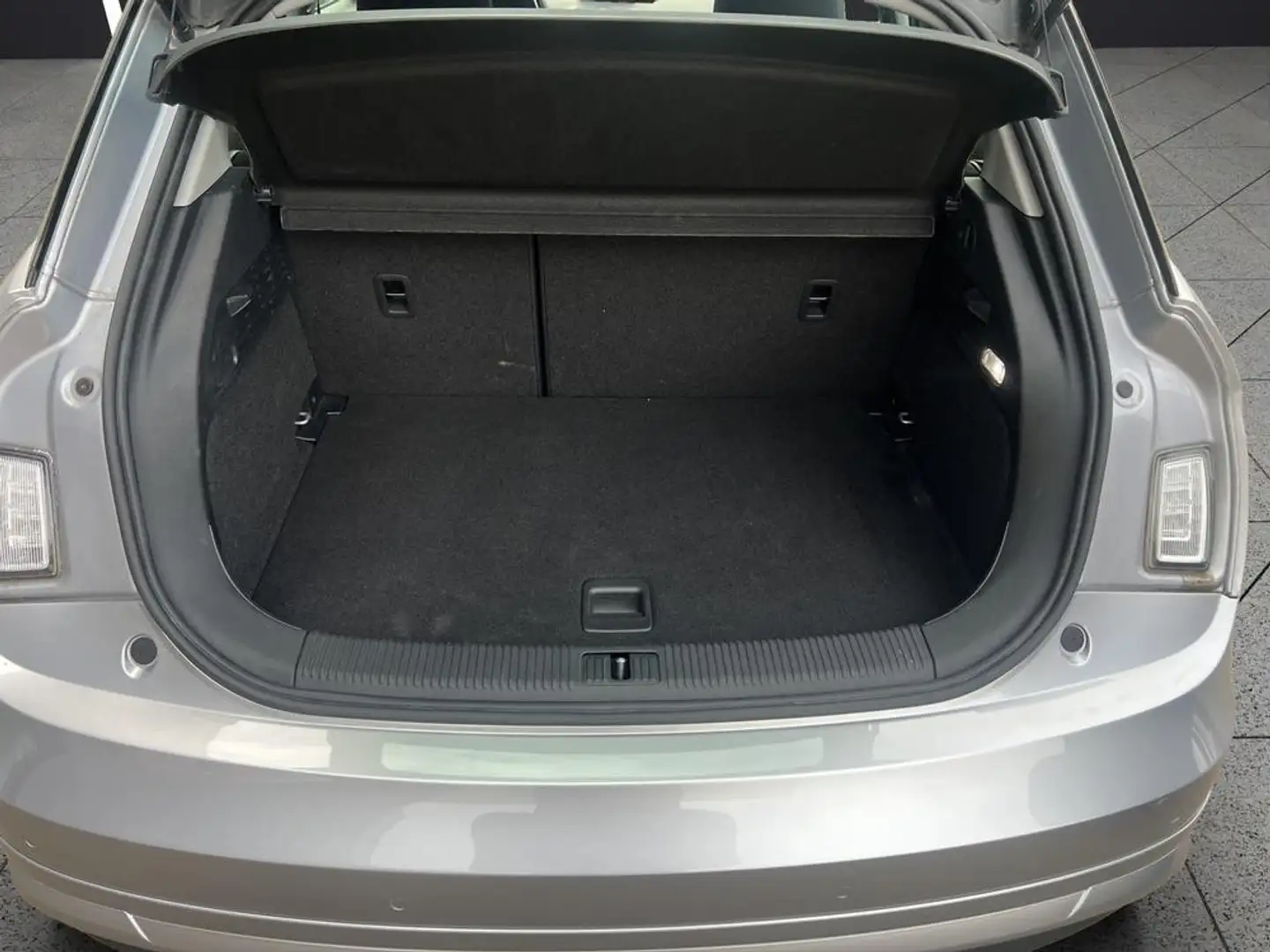 Audi A1 SB 1,0 TFSI active intense S-tronic Silber - 2