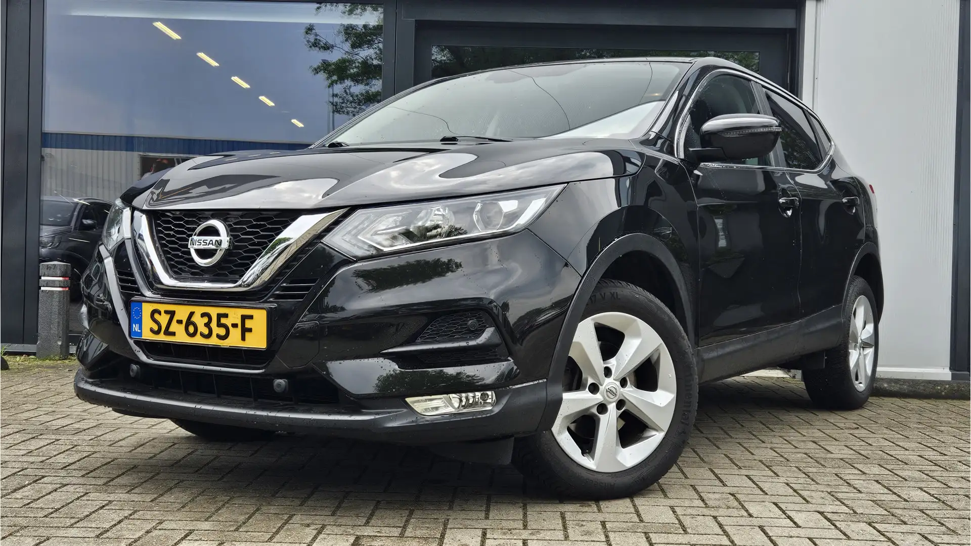 Nissan Qashqai 1.2 Acenta FACELIFT + CAMERA + NAVI + LM VELGE Zwart - 1